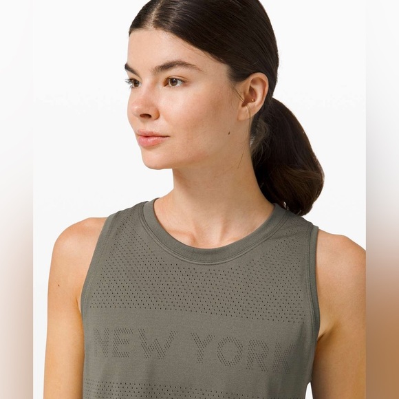 Lululemon Swiftly Breathe Crop Tank in New York / Grey Sage Size 6 / 8 - Picture 4 of 7
